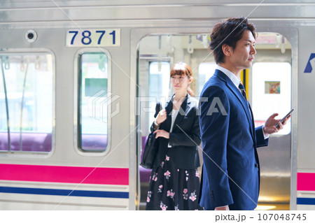 駅のホームにいる若い男女　撮影協力「京王電鉄株式会社」 107048745