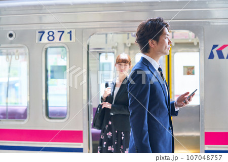 駅のホームにいる若い男女　撮影協力「京王電鉄株式会社」 107048757