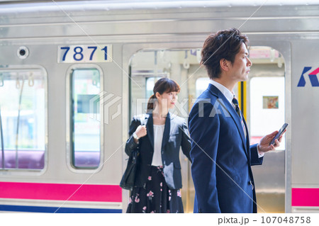 駅のホームにいる若い男女　撮影協力「京王電鉄株式会社」 107048758