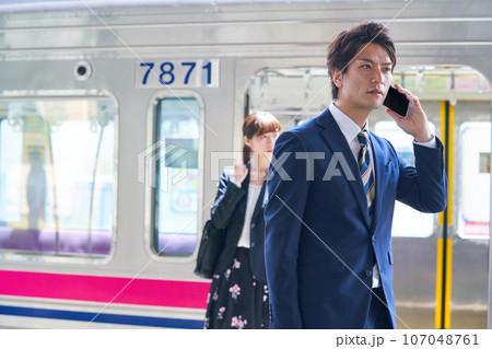 駅のホームにいる若い男女　撮影協力「京王電鉄株式会社」 107048761