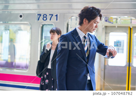 駅のホームにいる若い男女 撮影協力「京王電鉄株式会社」 駅のホームにいる若い男女 撮影協力「京王電鉄株式会社」 107048762