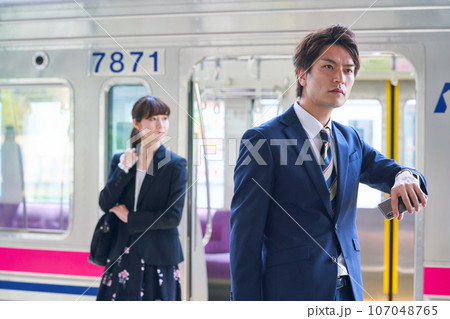 駅のホームにいる若い男女　撮影協力「京王電鉄株式会社」 107048765