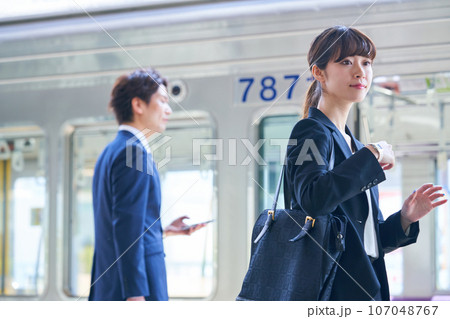 駅のホームにいる若い男女　撮影協力「京王電鉄株式会社」 107048767