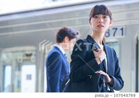 駅のホームにいる若い男女　撮影協力「京王電鉄株式会社」 107048769