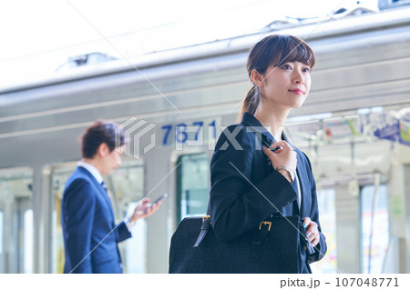 駅のホームにいる若い男女 撮影協力「京王電鉄株式会社」 駅のホームにいる若い男女 撮影協力「京王電鉄株式会社」 107048771