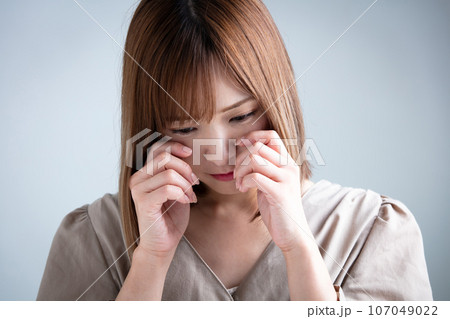 泣く女性　crying woman 107049022
