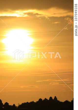 美しい夕焼け 107049108