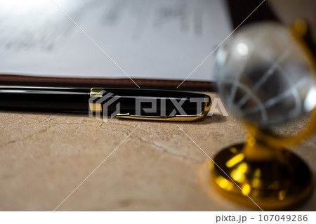 万年筆のあるテーブルフォト(イメージ) 万年筆のあるテーブルフォト(イメージ) 107049286
