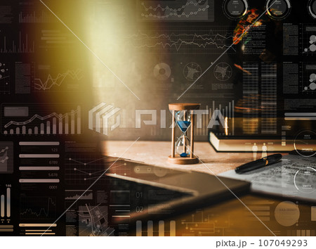 机に置かれた砂時計 107049293