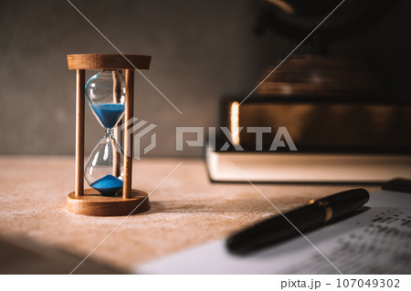 卓上の砂時計 卓上の砂時計 107049302