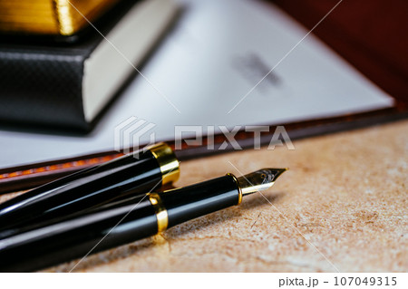 万年筆が置かれたデスク 万年筆が置かれたデスク 107049315