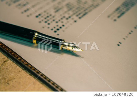 万年筆が置かれたデスク 万年筆が置かれたデスク 107049320