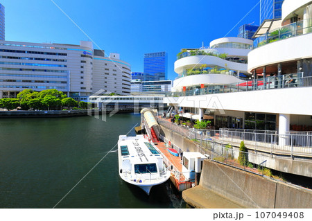 【神奈川県】快晴の横浜ベイクォーターとJR横浜タワー 107049408