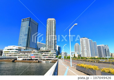 【神奈川県】快晴の横浜ベイクォーター 107049426