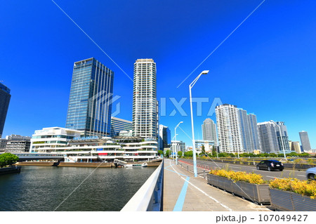【神奈川県】快晴の横浜ベイクォーター 107049427