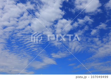 秋の青空と白い雲 秋の青空と白い雲 107049499