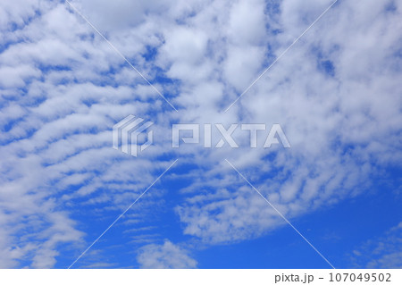 秋の青空と白い雲 秋の青空と白い雲 107049502
