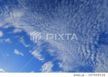 秋の青空と白い雲 秋の青空と白い雲 107049526