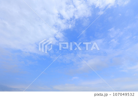 秋の青空と白い雲 秋の青空と白い雲 107049532