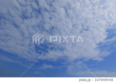 秋の青空と白い雲 秋の青空と白い雲 107049548