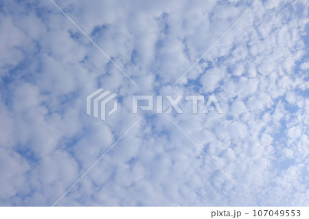 秋の青空と白い雲 秋の青空と白い雲 107049553