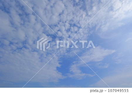 秋の青空と白い雲 107049555