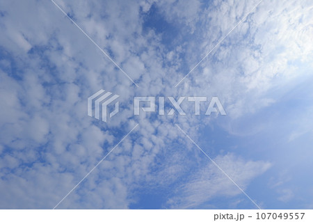 秋の青空と白い雲 秋の青空と白い雲 107049557