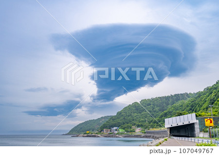 吊るし雲　レンズ雲　利尻ファンタスティックロード 107049767