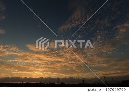 夕日に照らされた雲 107049799