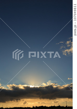 夕日に照らされた雲 107049811