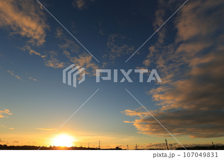 夕日に照らされた雲 107049831