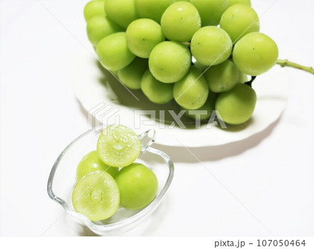 新鮮なシャインマスカット みずみずしい断面 新鮮なシャインマスカット みずみずしい断面 107050464