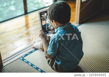 小学生とタブレット 小学生とタブレット 107050505