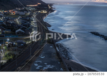 新潟県柏崎市米山町 日本海沿いの信越本線が走る米山町集落の夜景夜景 新潟県柏崎市米山町 日本海沿いの信越本線が走る米山町集落の夜景夜景 107050530