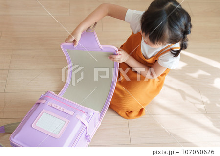 ランドセルを開けて準備する小学生 107050626