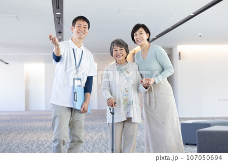 介護　親子に説明をする施設職員　撮影協力「LINK FOREST] 107050694