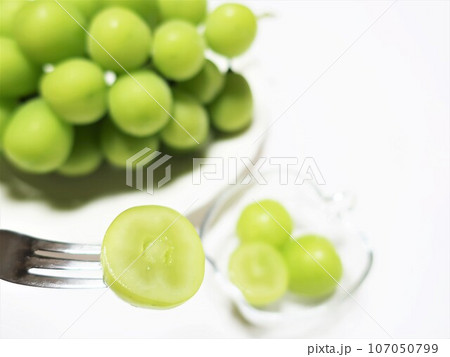 新鮮なシャインマスカット　みずみずしい断面 107050799