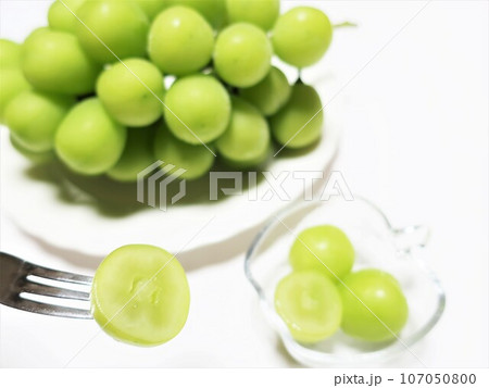 新鮮なシャインマスカット みずみずしい断面 新鮮なシャインマスカット みずみずしい断面 107050800