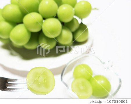 新鮮なシャインマスカット　みずみずしい断面 107050801