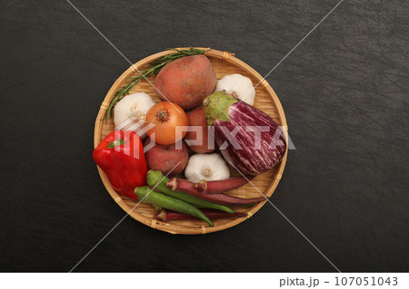 カラフルな野菜盛り合わせ 107051043