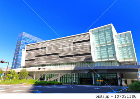【神奈川県】晴天下のパシフィコ横浜ノース 【神奈川県】晴天下のパシフィコ横浜ノース 107051386