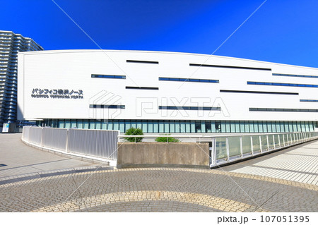 【神奈川県】晴天下のパシフィコ横浜ノース 107051395