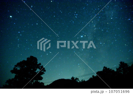 くじゅう長者原の星空　やまなみハイウェイ　大分県九重町　星空撮影用にじみフィルター使用 107051696