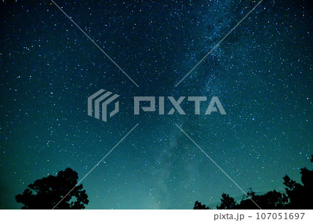 くじゅう長者原の星空　やまなみハイウェイ　大分県九重町　星空撮影用にじみフィルター使用 107051697
