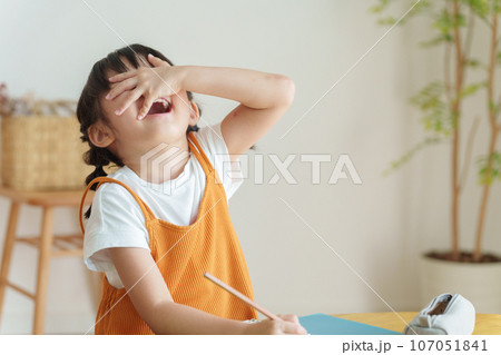 宿題が終わらない子供 107051841