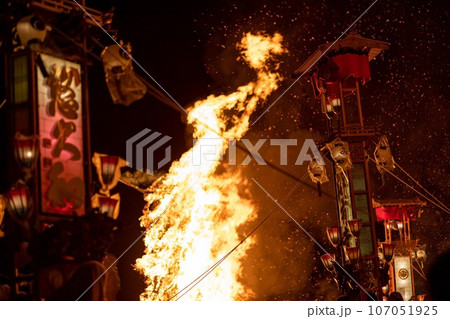 あばれ祭り、炎の中の移動 107051925