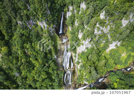 北海道 天人峡の「羽衣の滝」を空撮 107051967