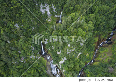 北海道 天人峡の「羽衣の滝」を空撮 107051968