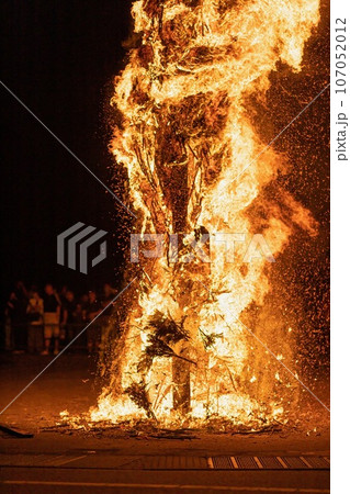 あばれ祭り、崩れ火の粉 107052012