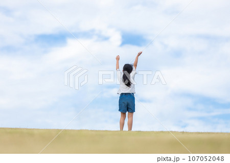 青空に背伸びする女の子　girl stretching 107052048